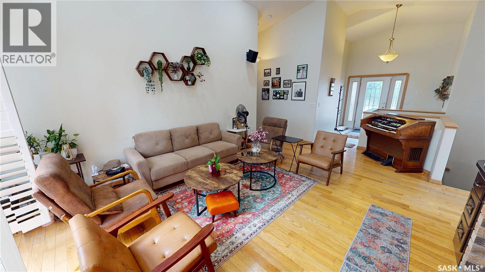 833 Peters AVENUE