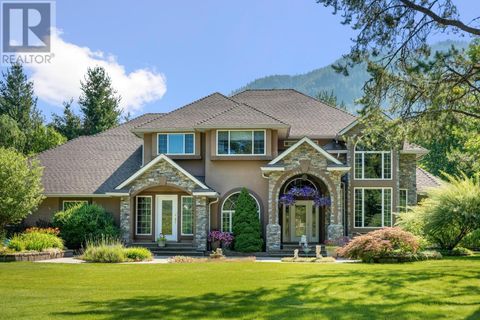 880 WATERLOO Road Castlegar BC V1N4K8