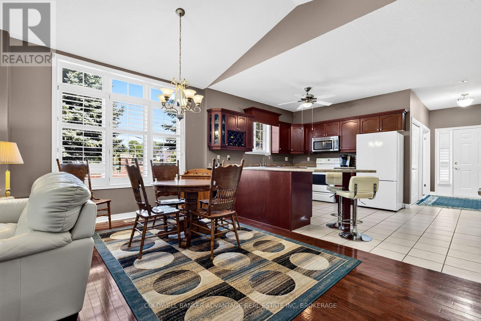 1 - 5595 DRUMMOND ROAD