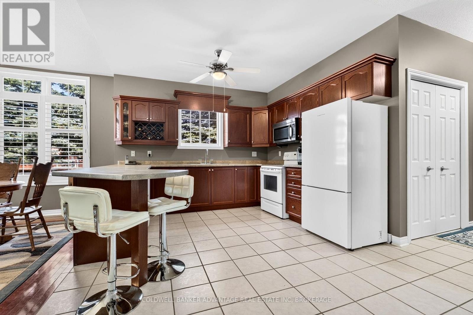 1 - 5595 DRUMMOND ROAD