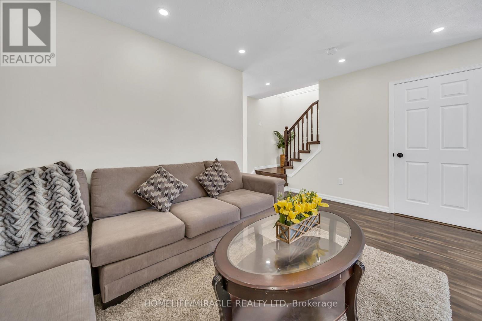25 BREESEGARDEN LANE