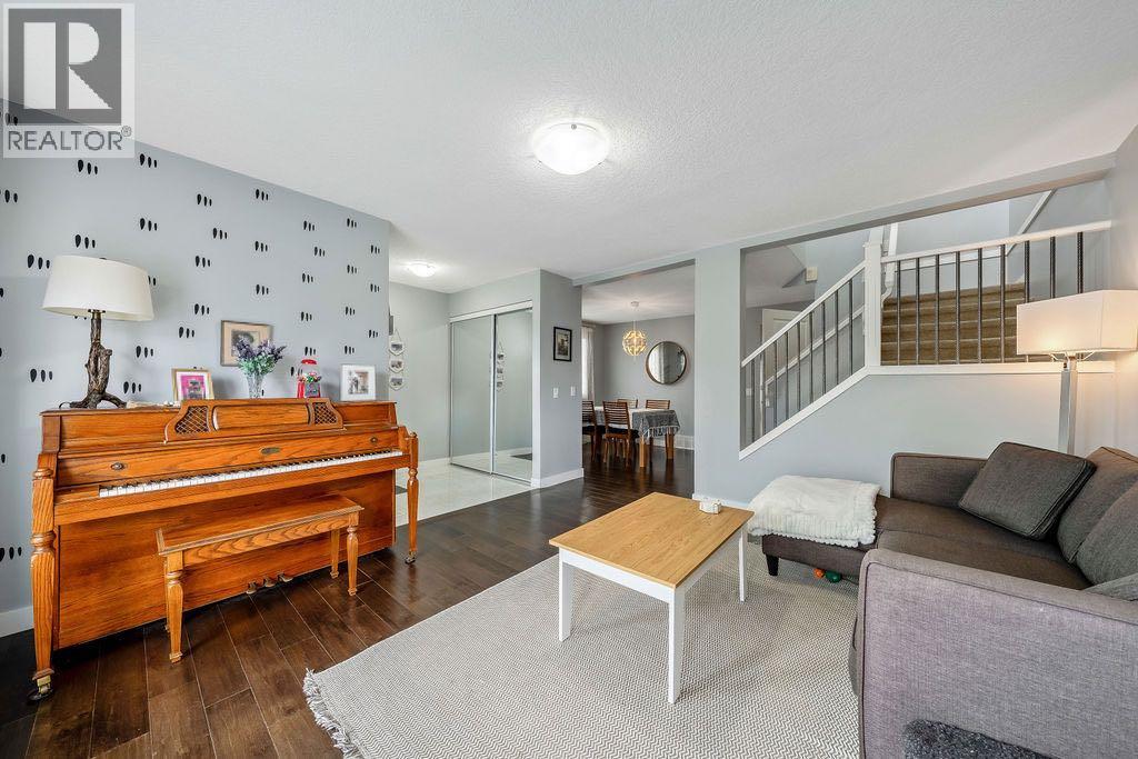 15 Woodmont Green SW