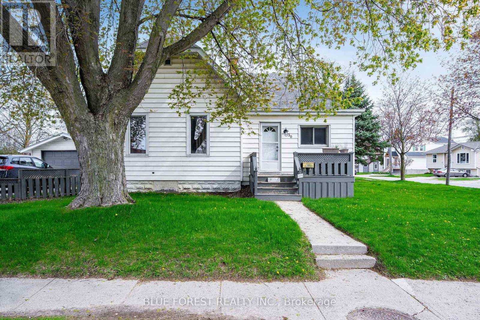 Photo 1 of 9 — 30 PARK AVENUE E, Chatham-Kent (Chatham), ON N7M3V5