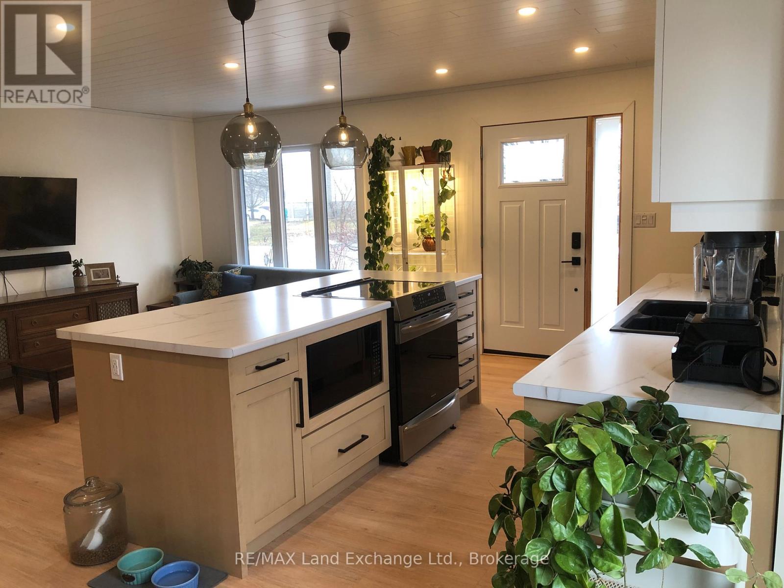 682 KENNARD CRESCENT