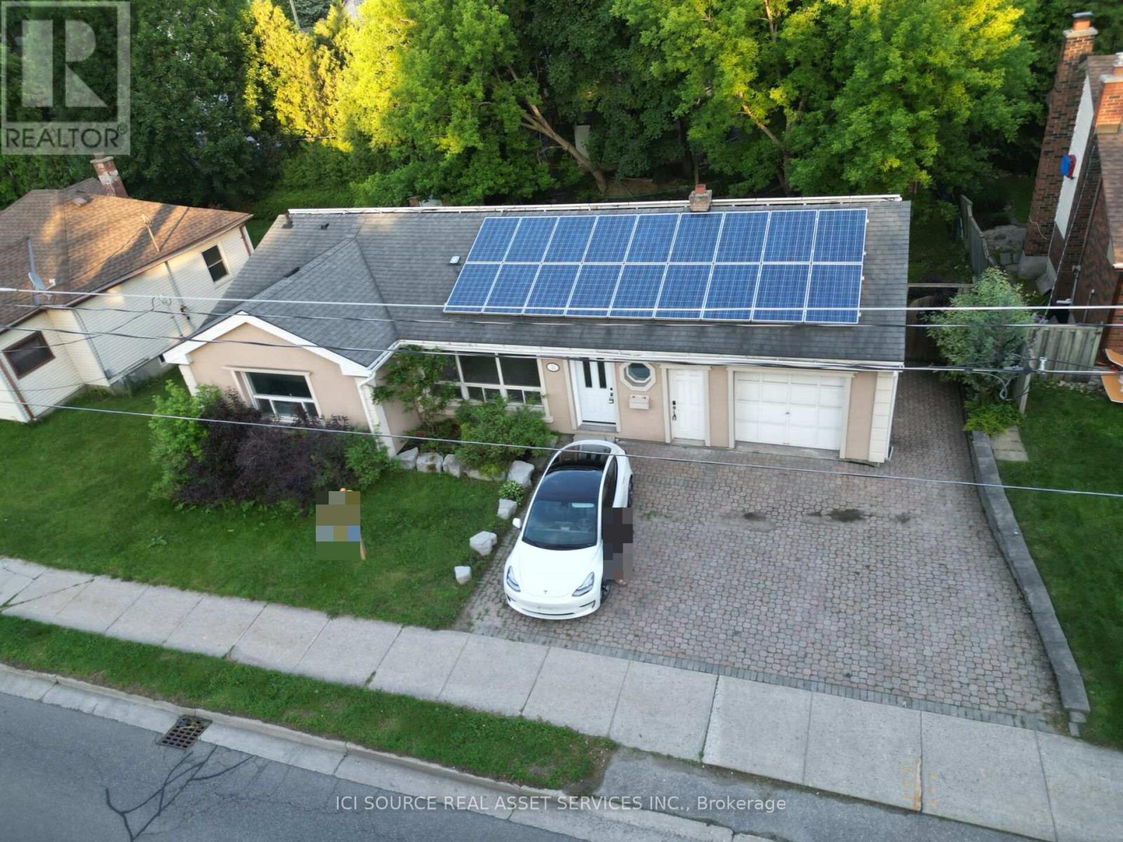 52 SPEEDVALE AVENUE W