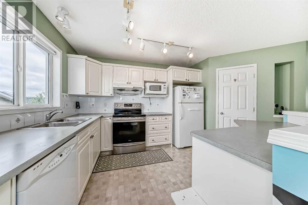 28 Country Hills Manor NW