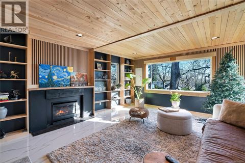 3580 Doncaster Dr Saanich BC V8P3W3