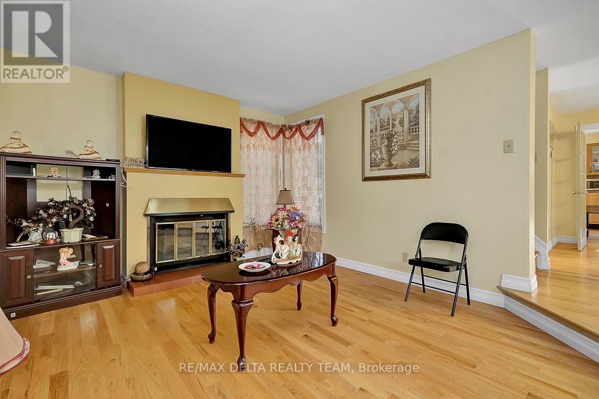 6096 MEADOWHILL CRESCENT