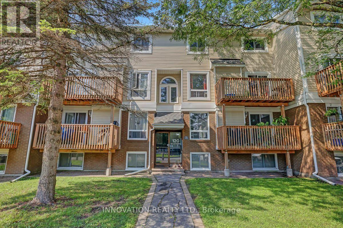 Photo 1 of 40 — 2 - 120 FENERTY CRESCENT Unit 2, Ottawa, ON K2L3A7