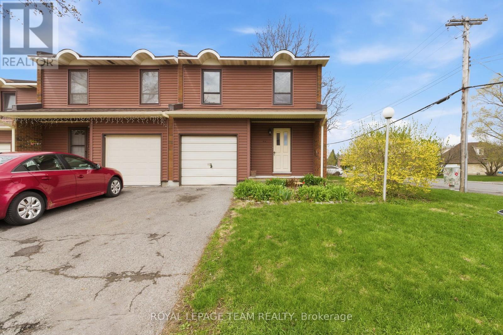 Photo 1 of 32 — 66 - 4 ARNOLD DRIVE Unit 66, Ottawa, ON K2H6V9