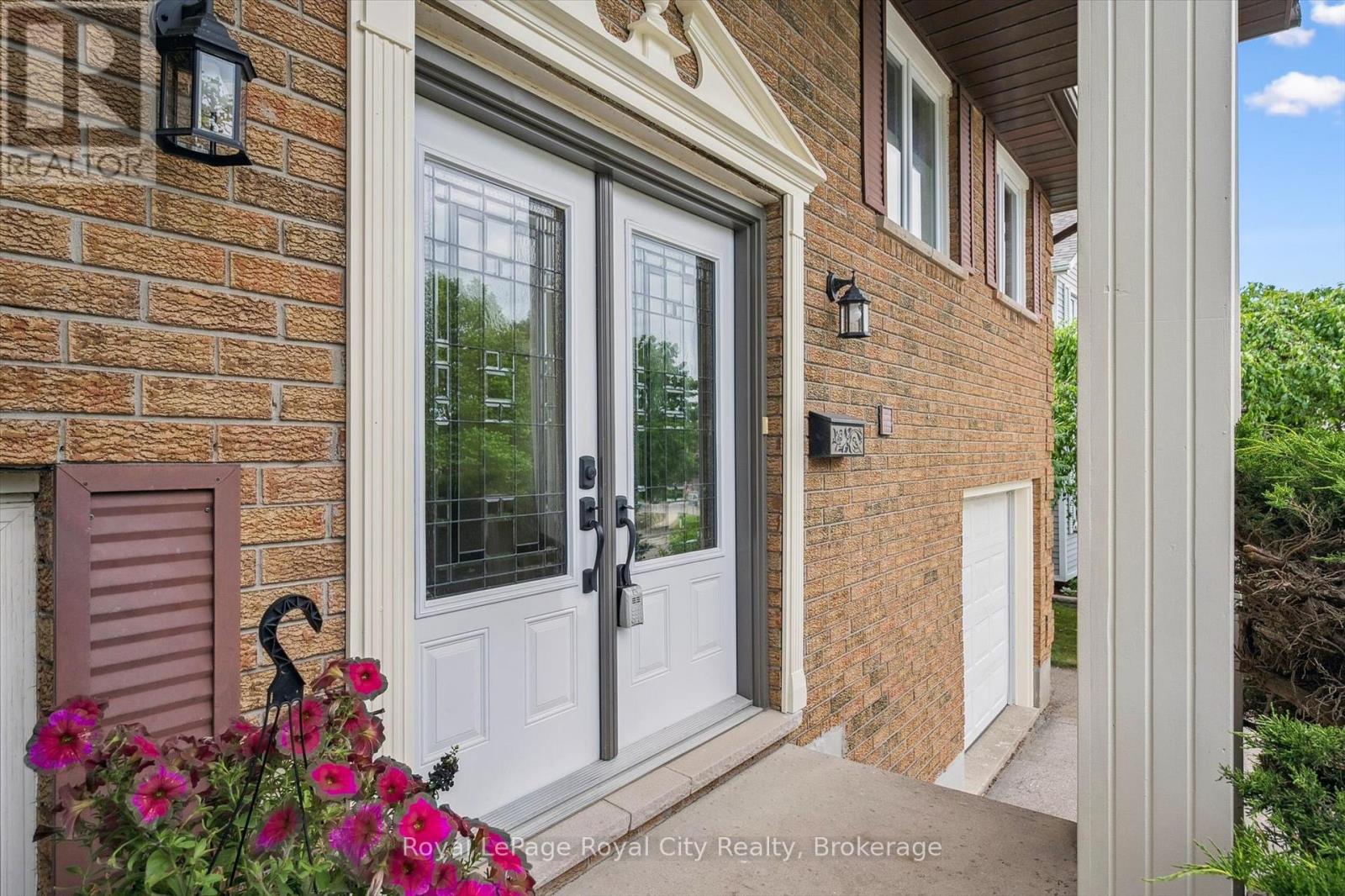 9 DUNHILL CRESCENT
