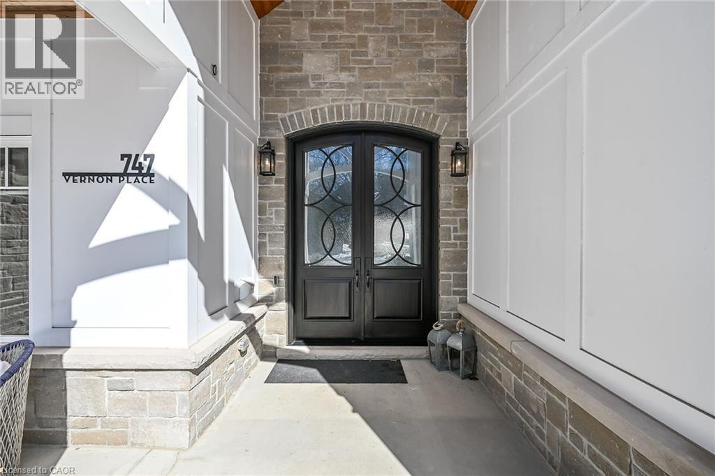 747 VERNON Place