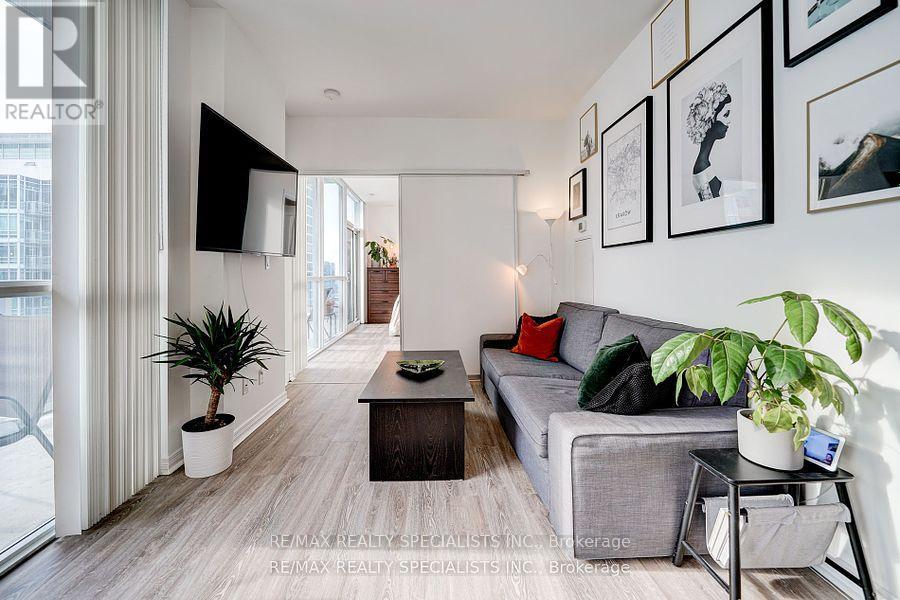 2305 - 352 FRONT STREET