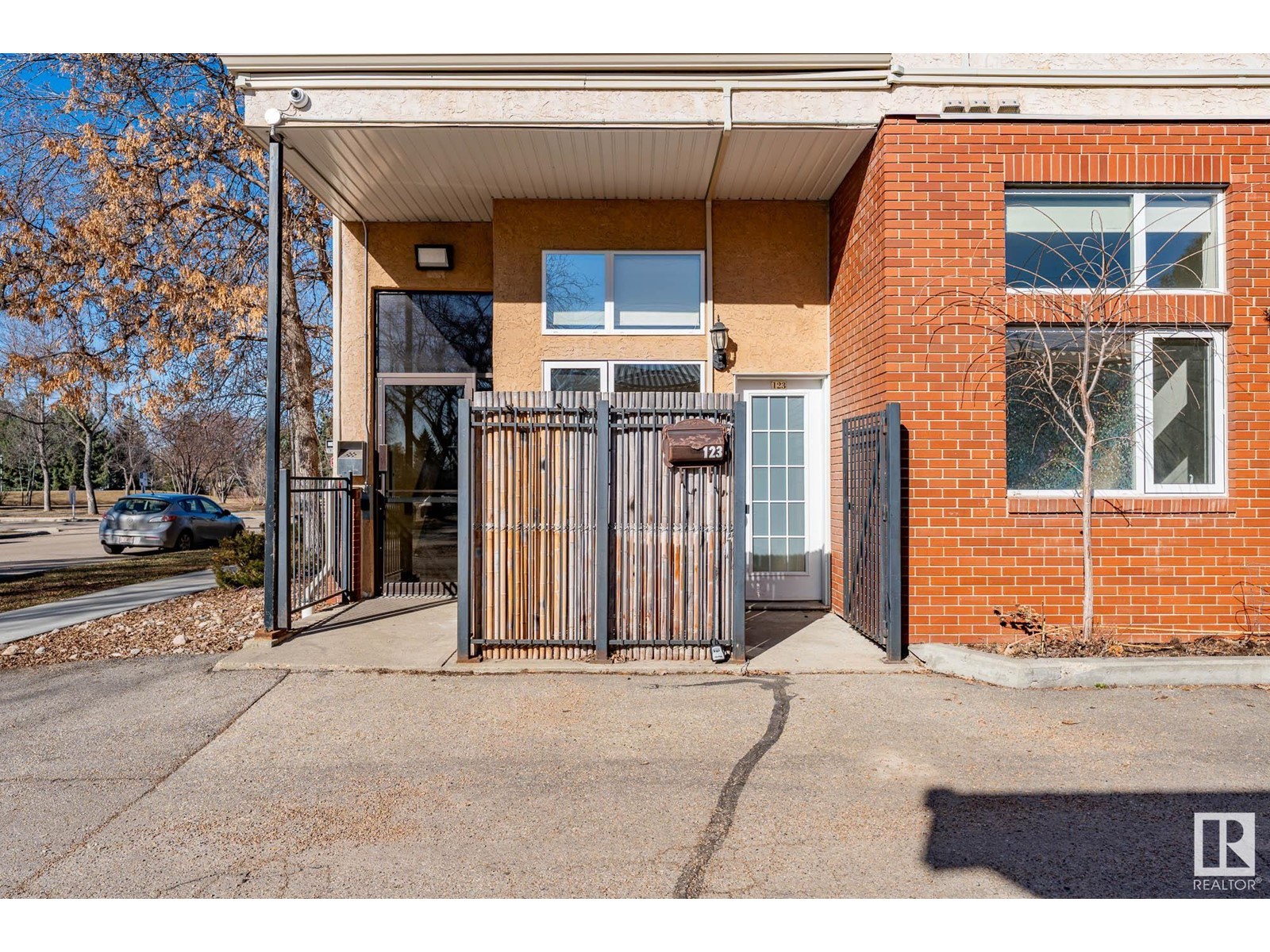 #123 11033 127 ST NW