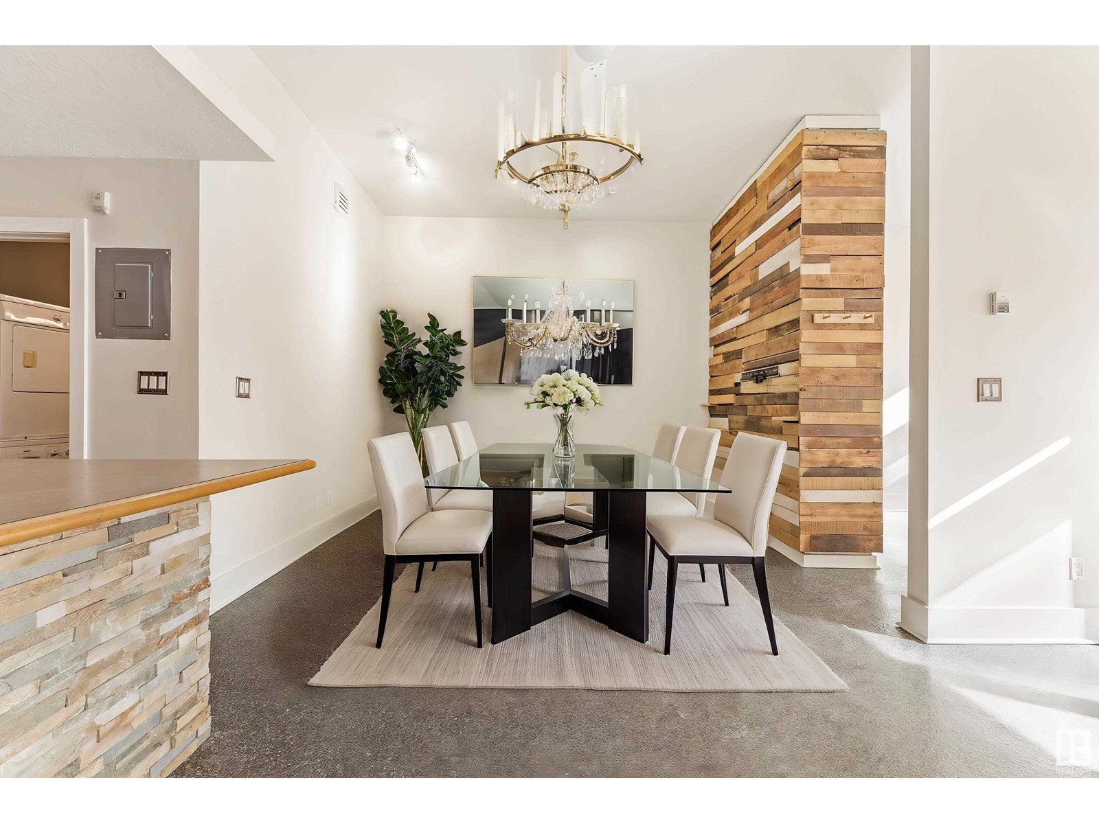 #123 11033 127 ST NW