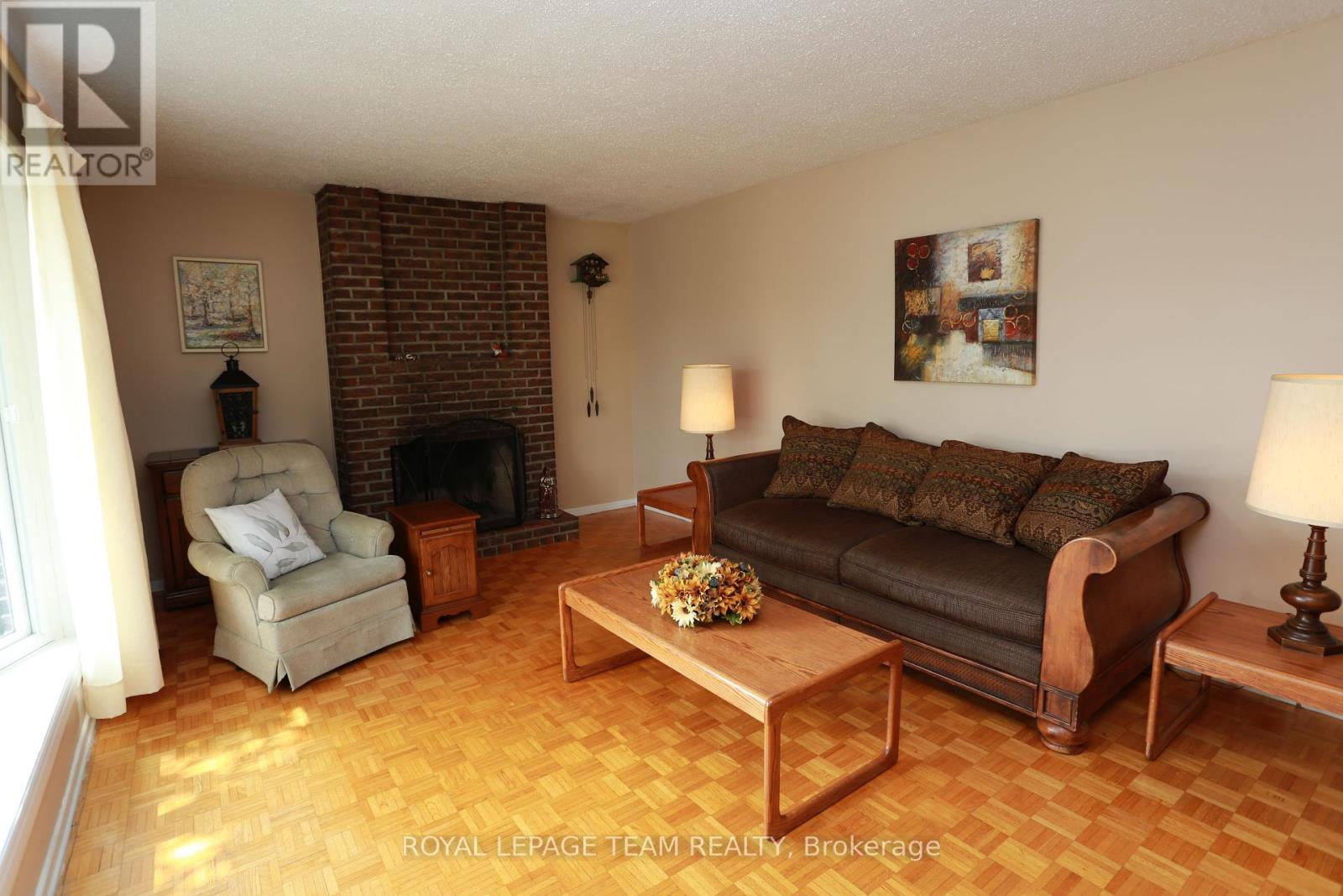 82 MAITLAND STREET S
