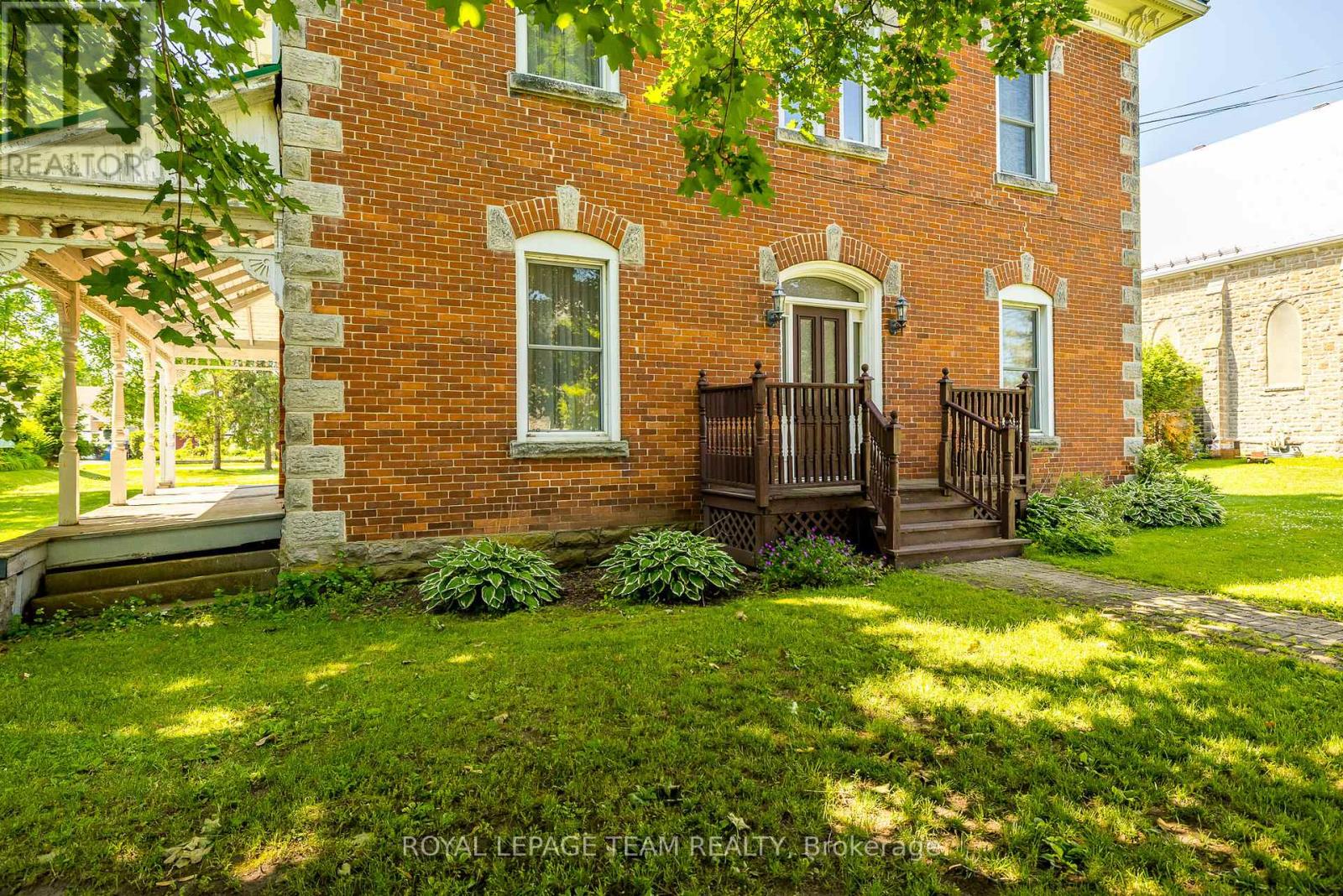 230 MAIN STREET W