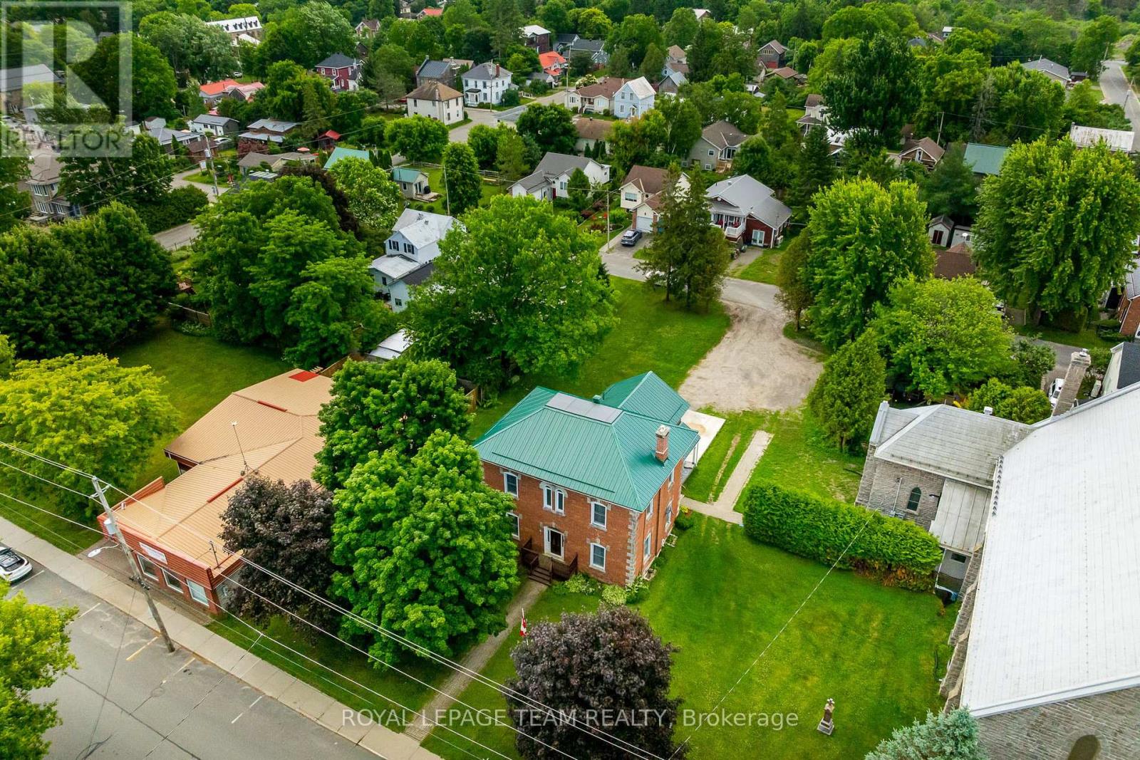 230 MAIN STREET W