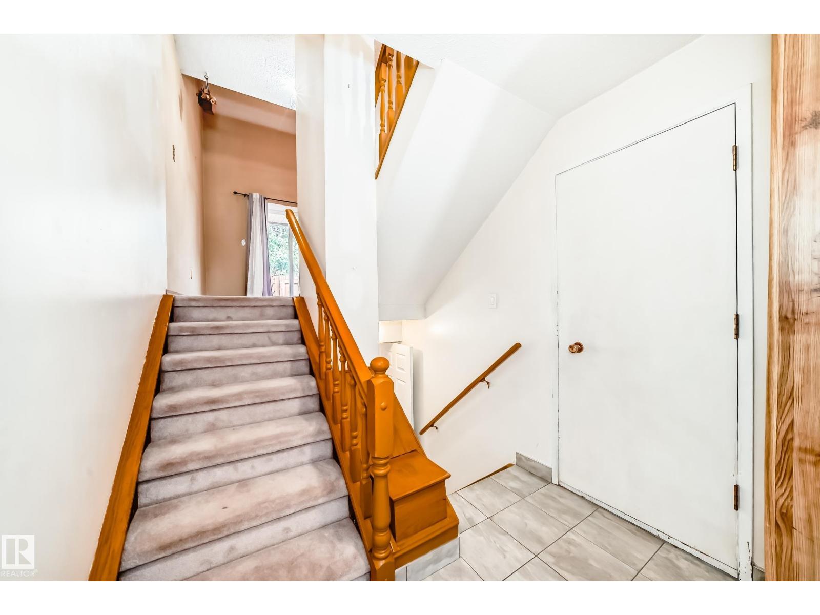 12018 157 AV NW