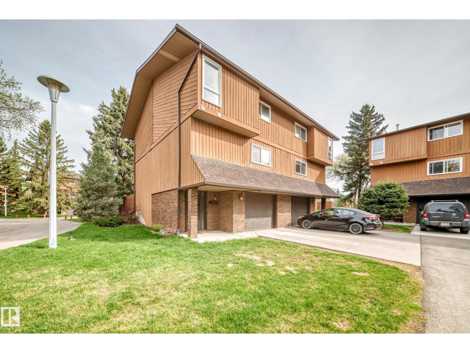 12018 157 AV NW