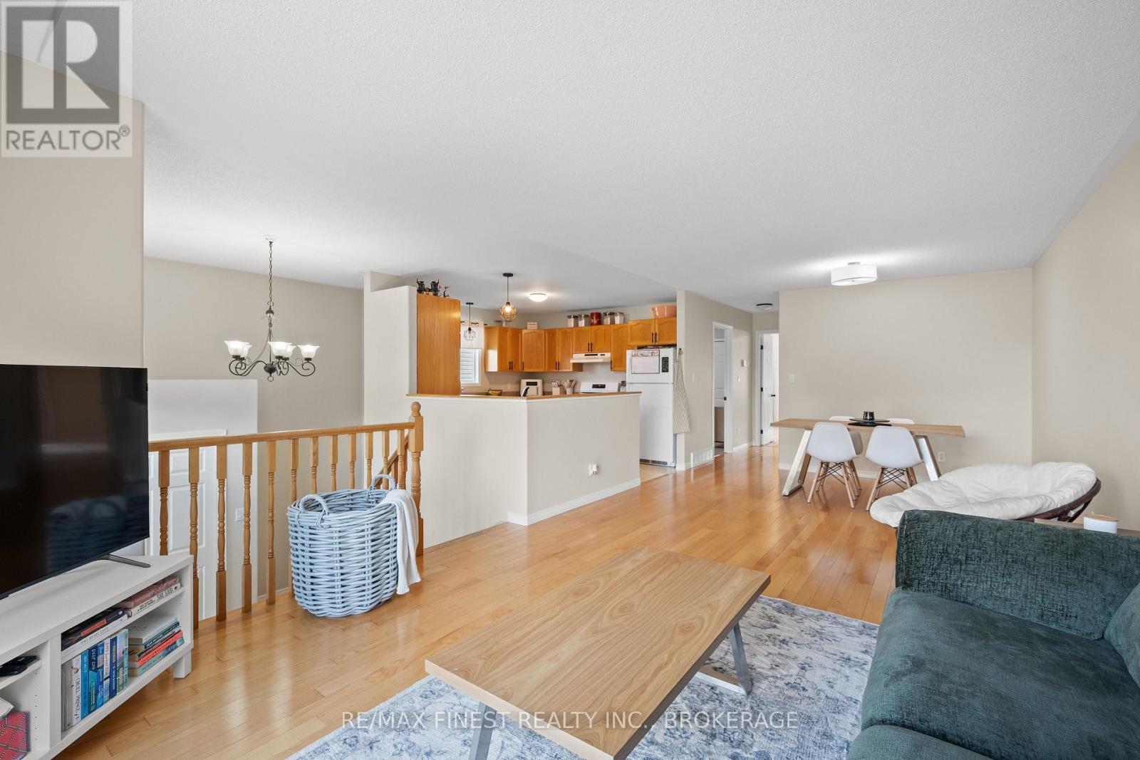 1032 REDWOOD CRESCENT