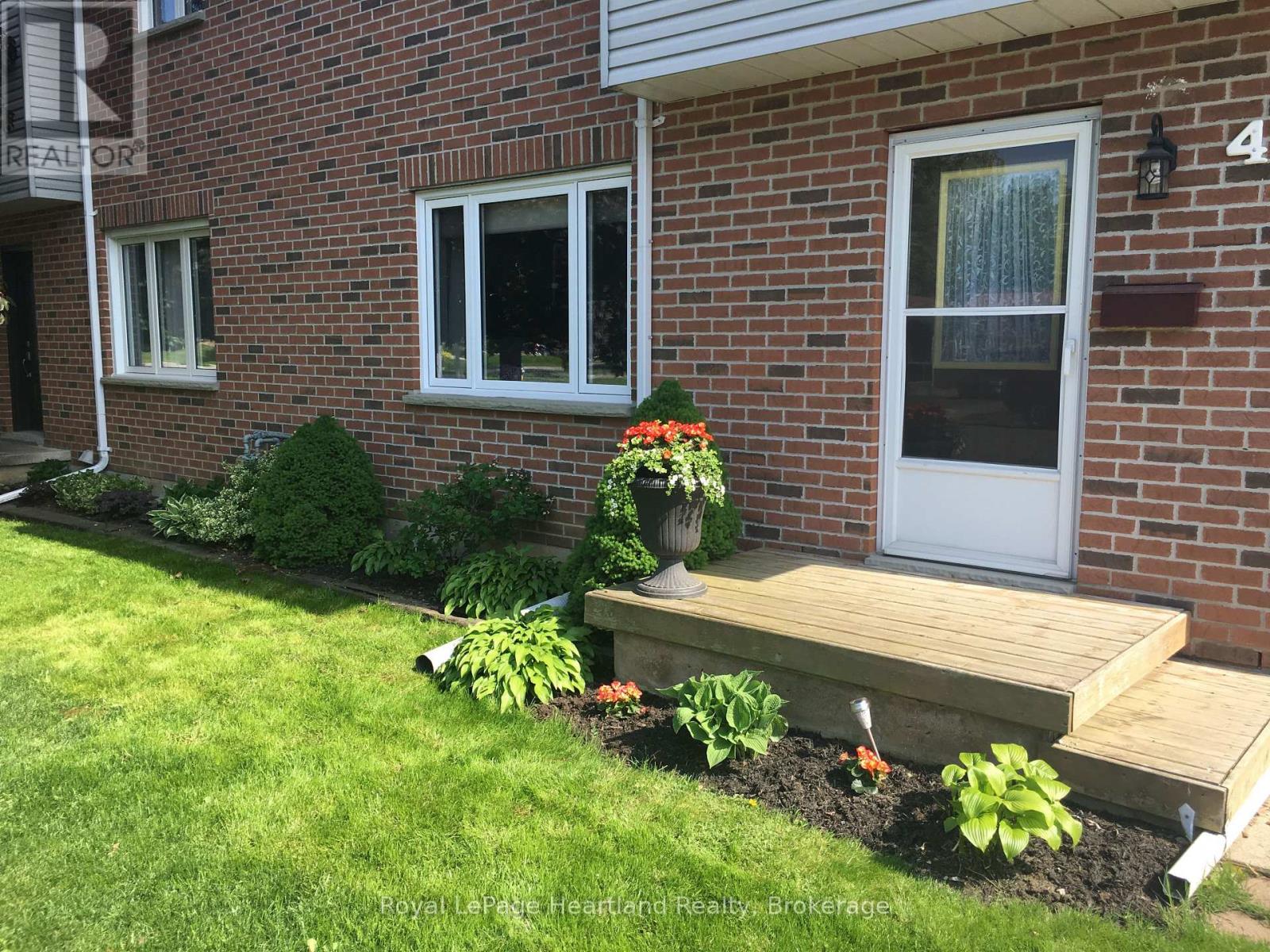 49 WELLINGTON STREET W