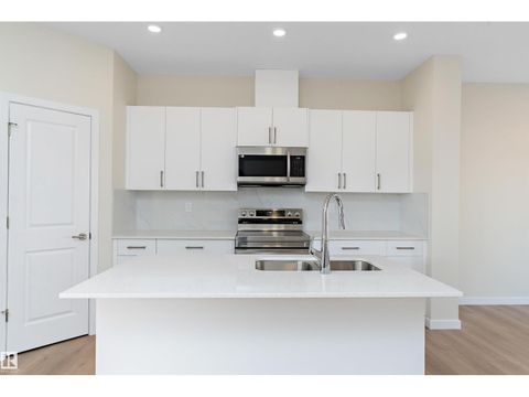 841 ROWAN CL SW Edmonton AB T6X1A2