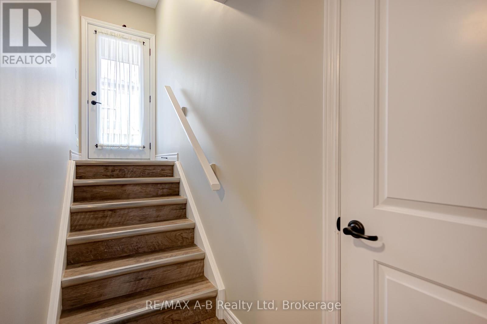 5 - 3199 VIVIAN LINE 37