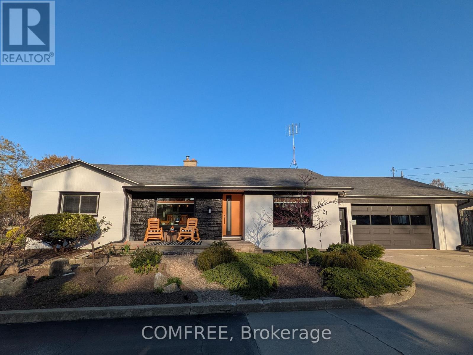 21 SEACLIFF DRIVE W