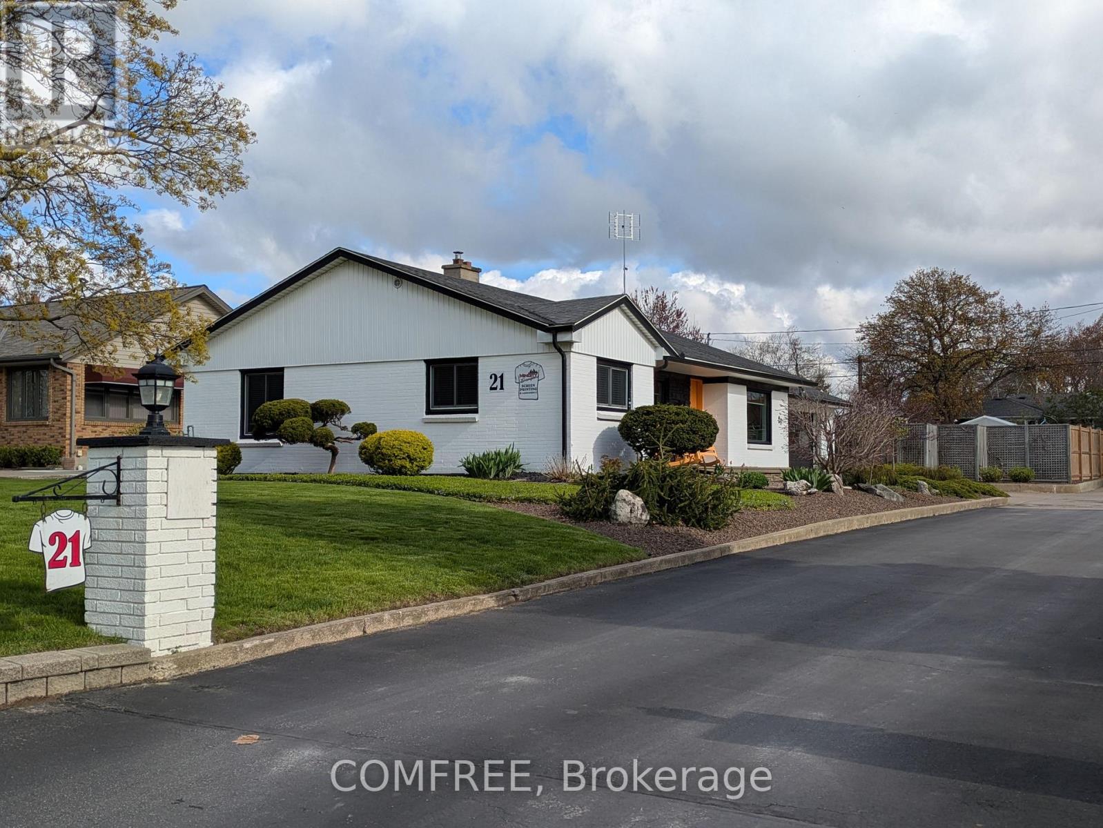 21 SEACLIFF DRIVE W