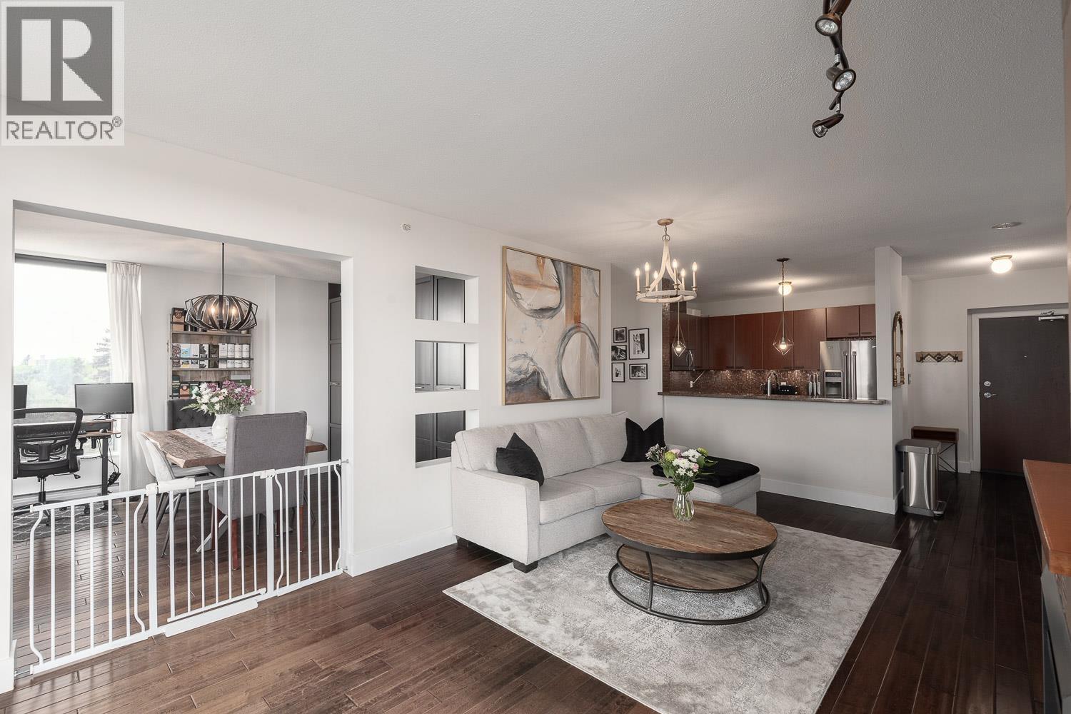 1603 11 E ROYAL AVENUE