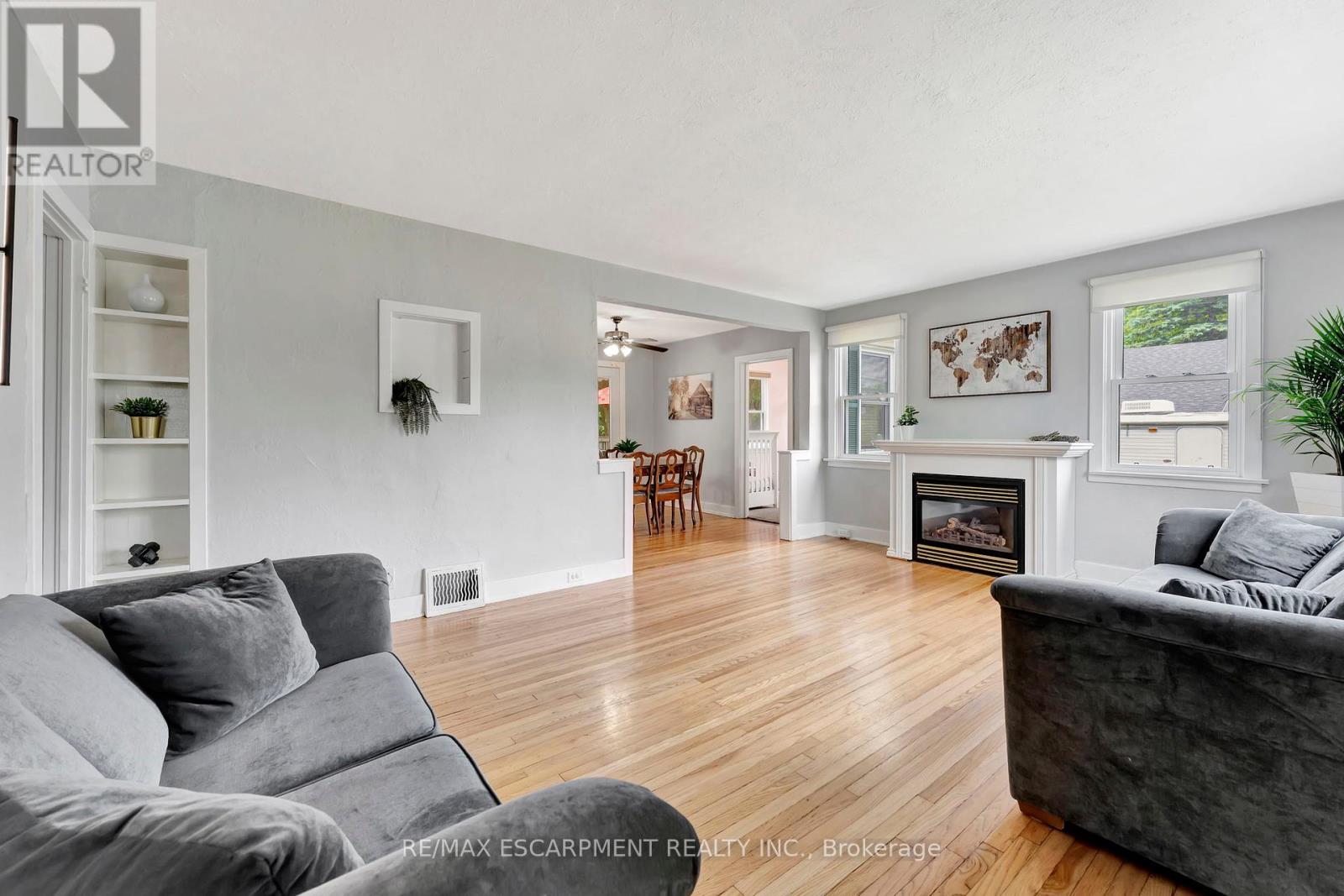 84 QUEENSWAY STREET E