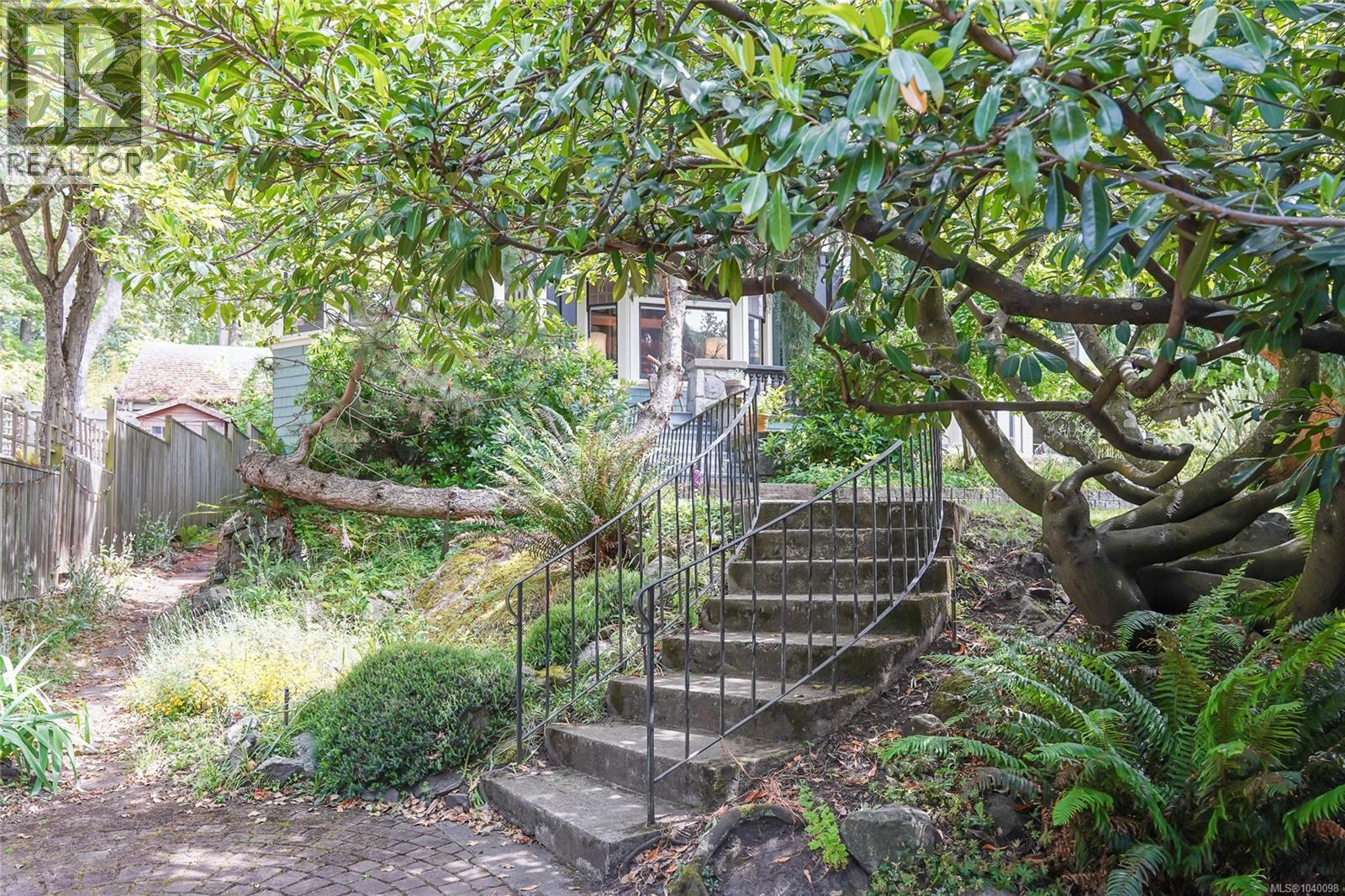 1377 Rockland Ave