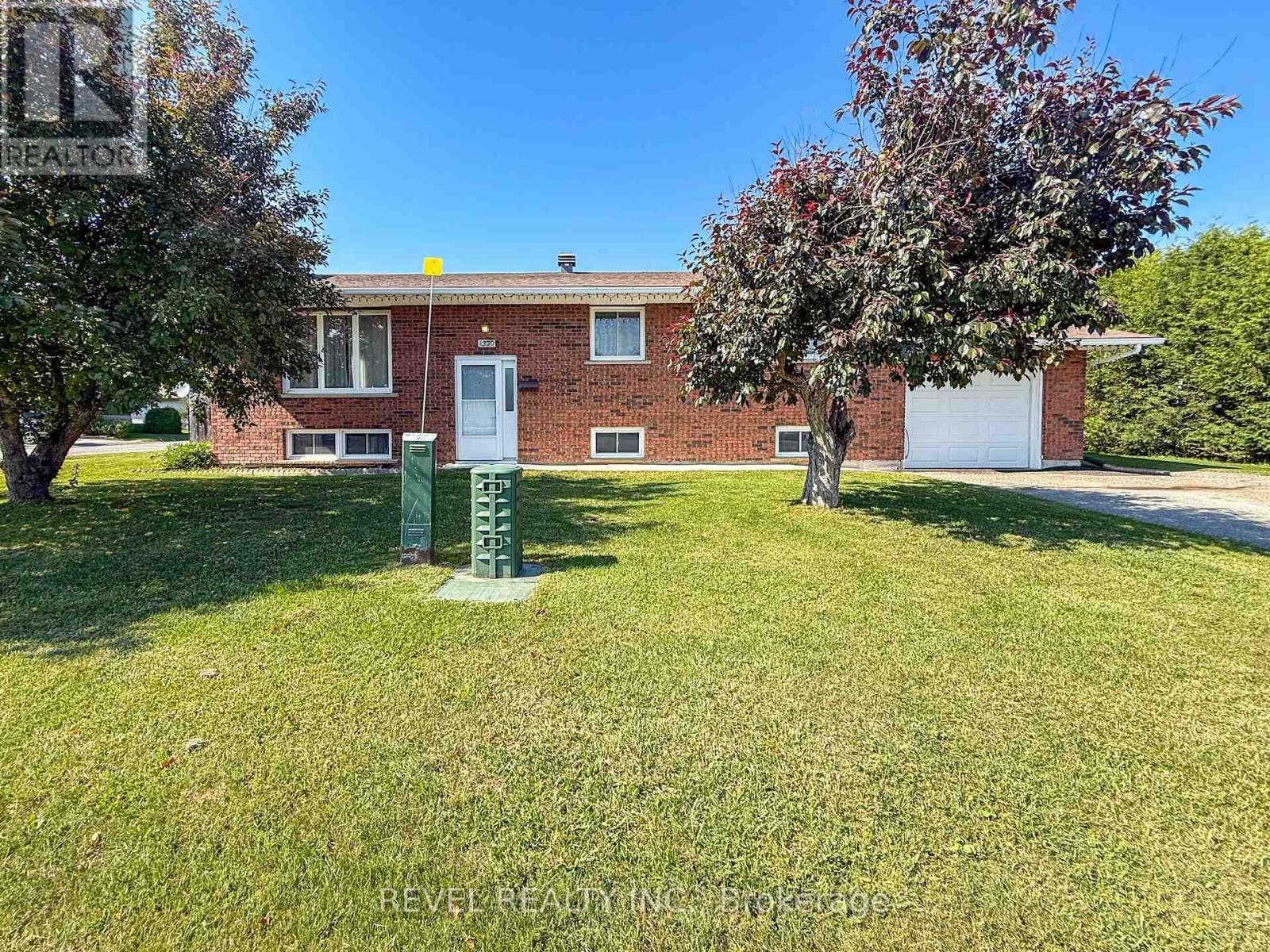 Photo 1 of 32 — 1330 CHENIER AVENUE, Timmins (MTJ - Main Area), ON P4R1A9
