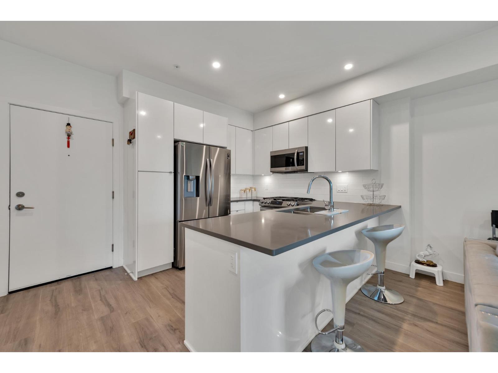 302 2649 JAMES STREET