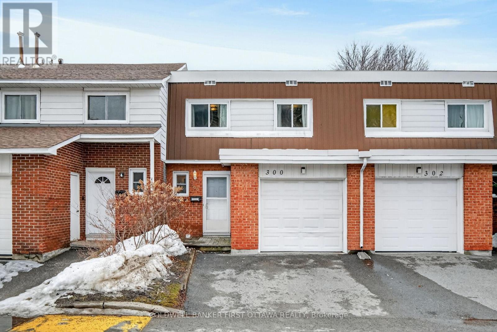 Photo 1 of 47 — 300 STONE QUARRY PRIVATE S Unit 17, Ottawa, ON K1K3Y2