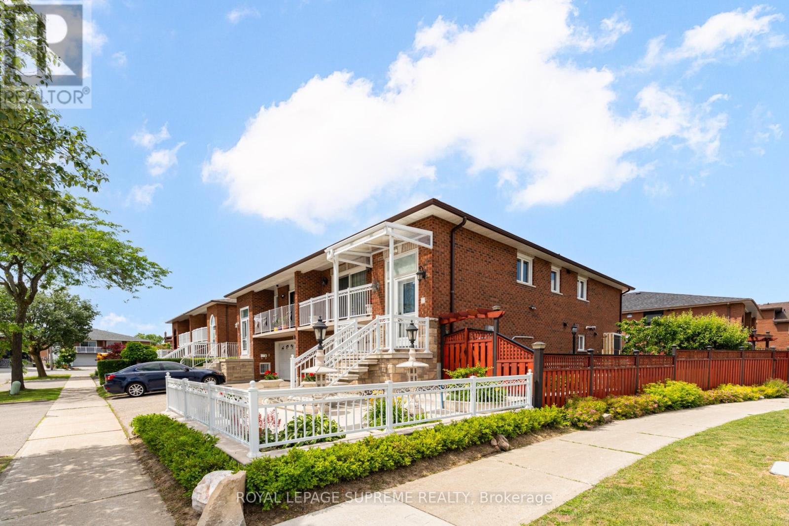 Photo 1 of 36 — 2 DOGLEG COURT, Toronto (York University Heights), ON M3J3E7