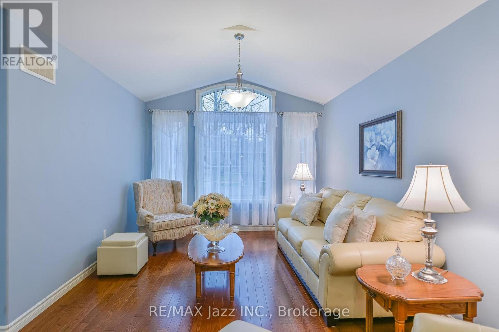 33 ASHWOOD CRESCENT