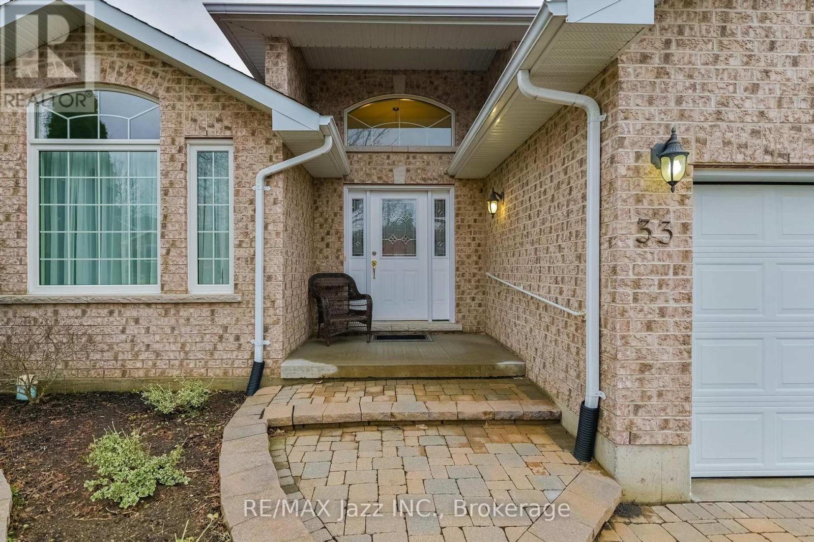 33 ASHWOOD CRESCENT
