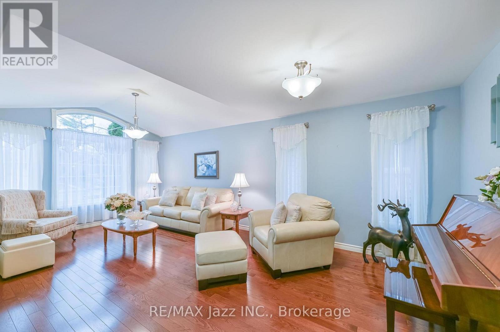 33 ASHWOOD CRESCENT