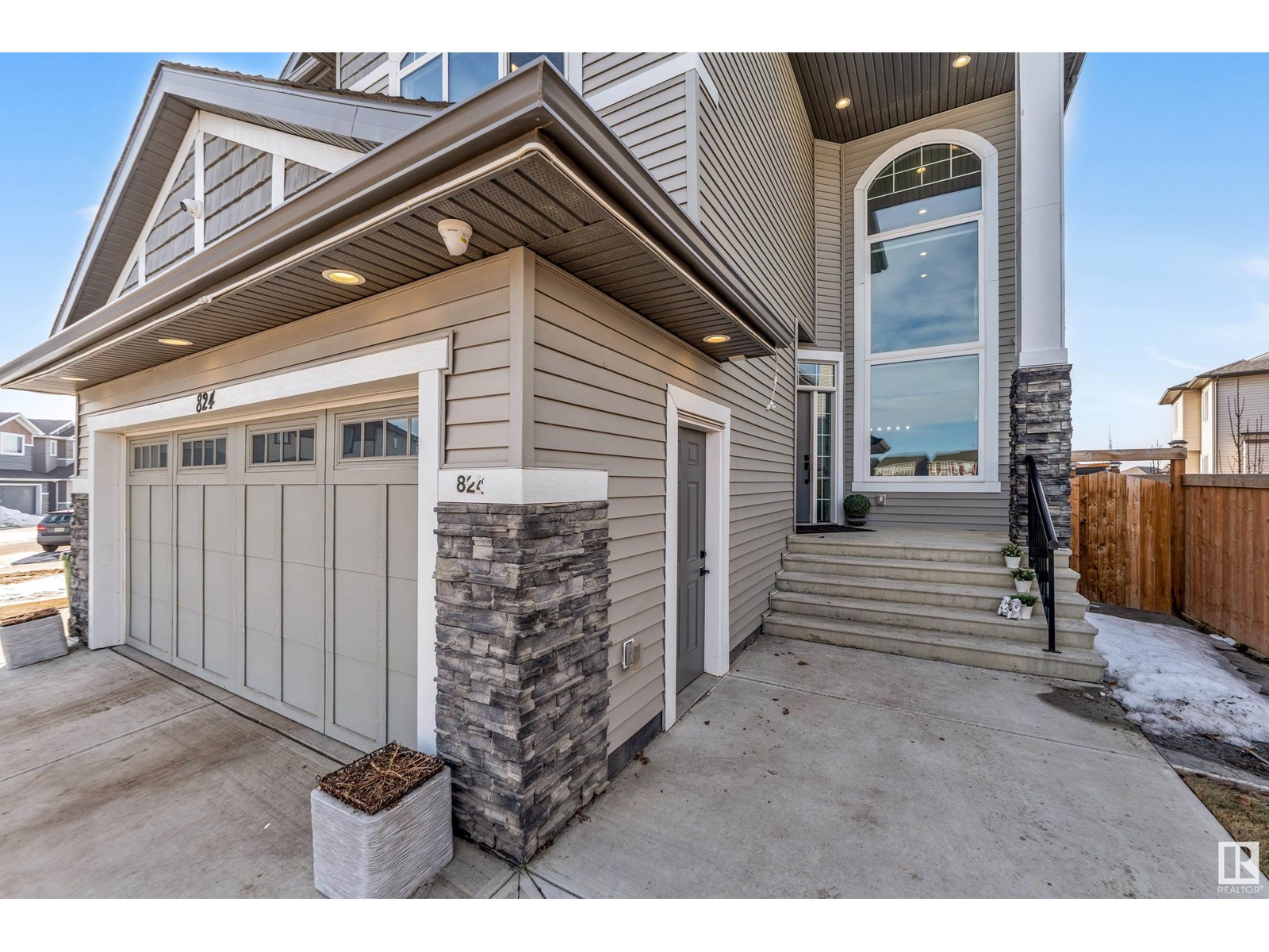 824 34 AV NW