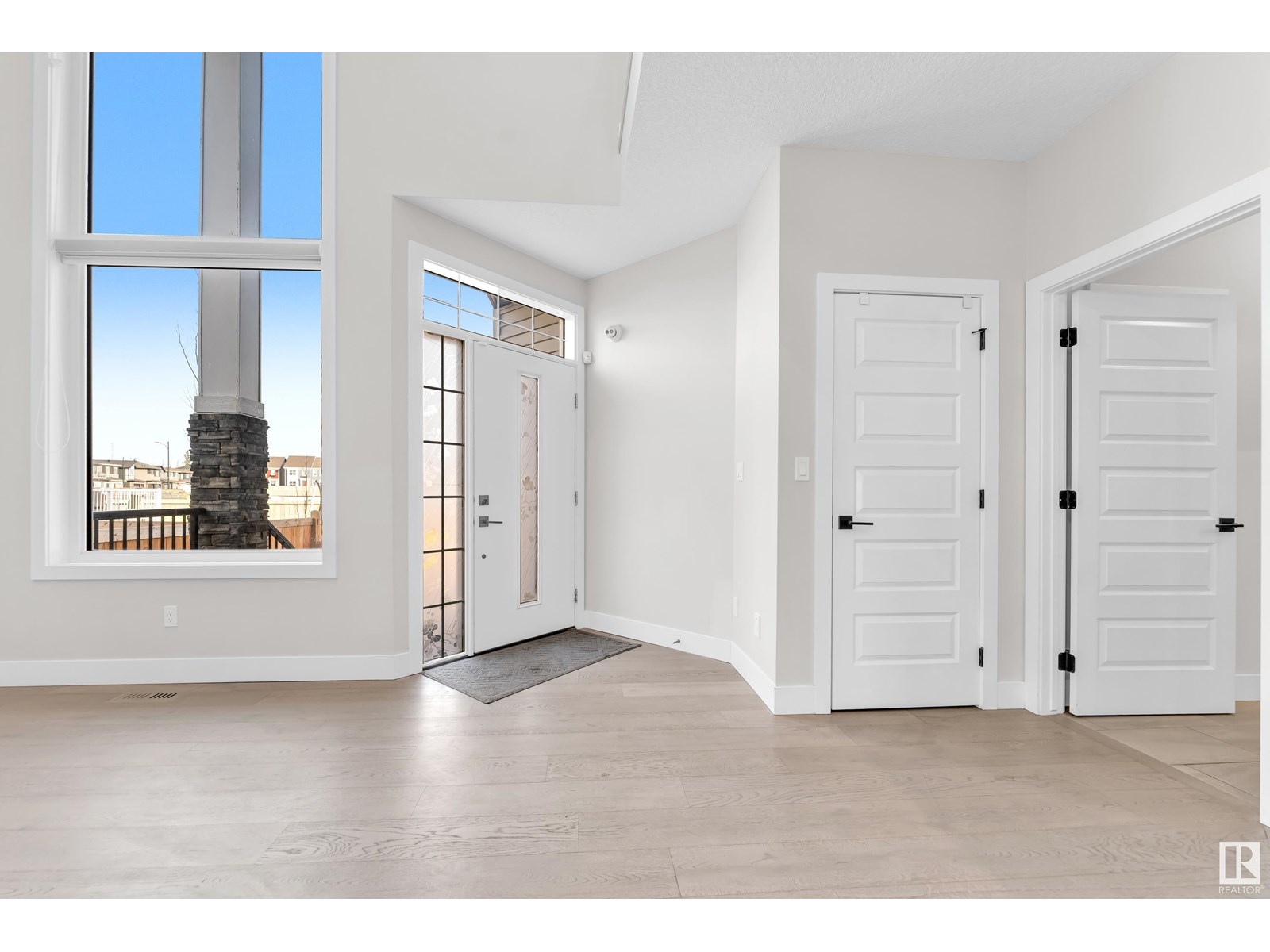 824 34 AV NW
