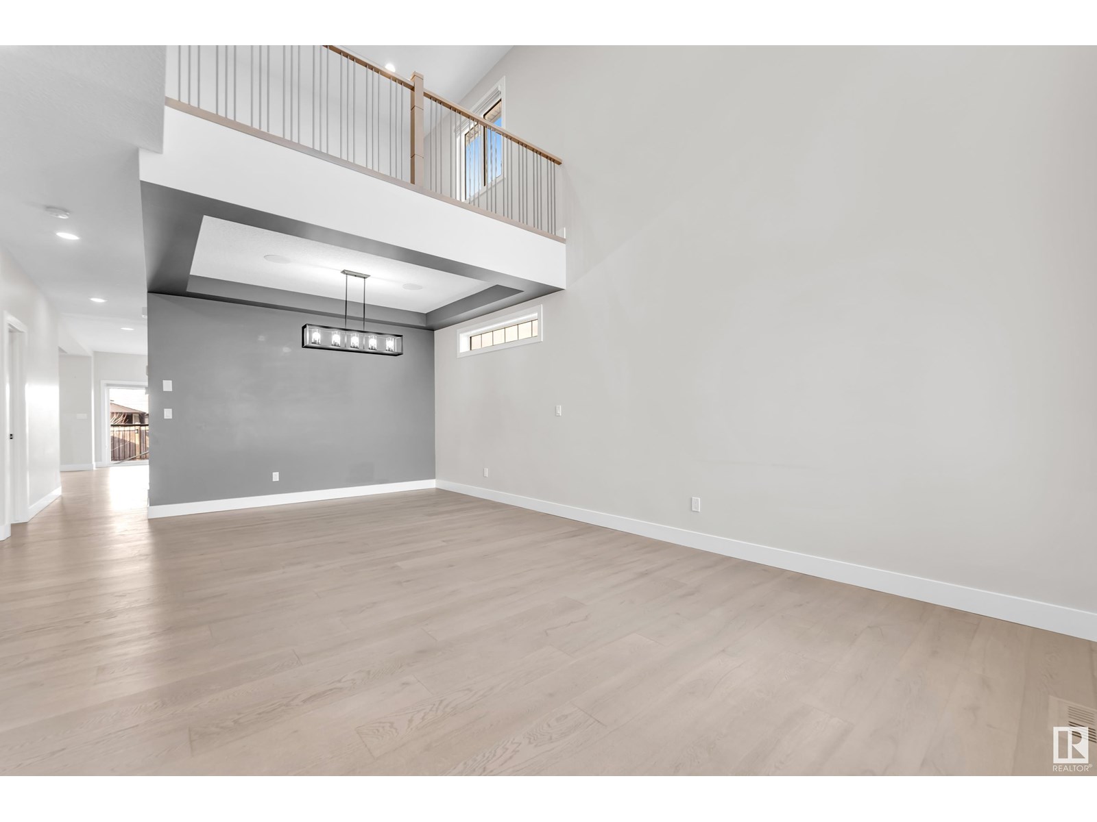 824 34 AV NW