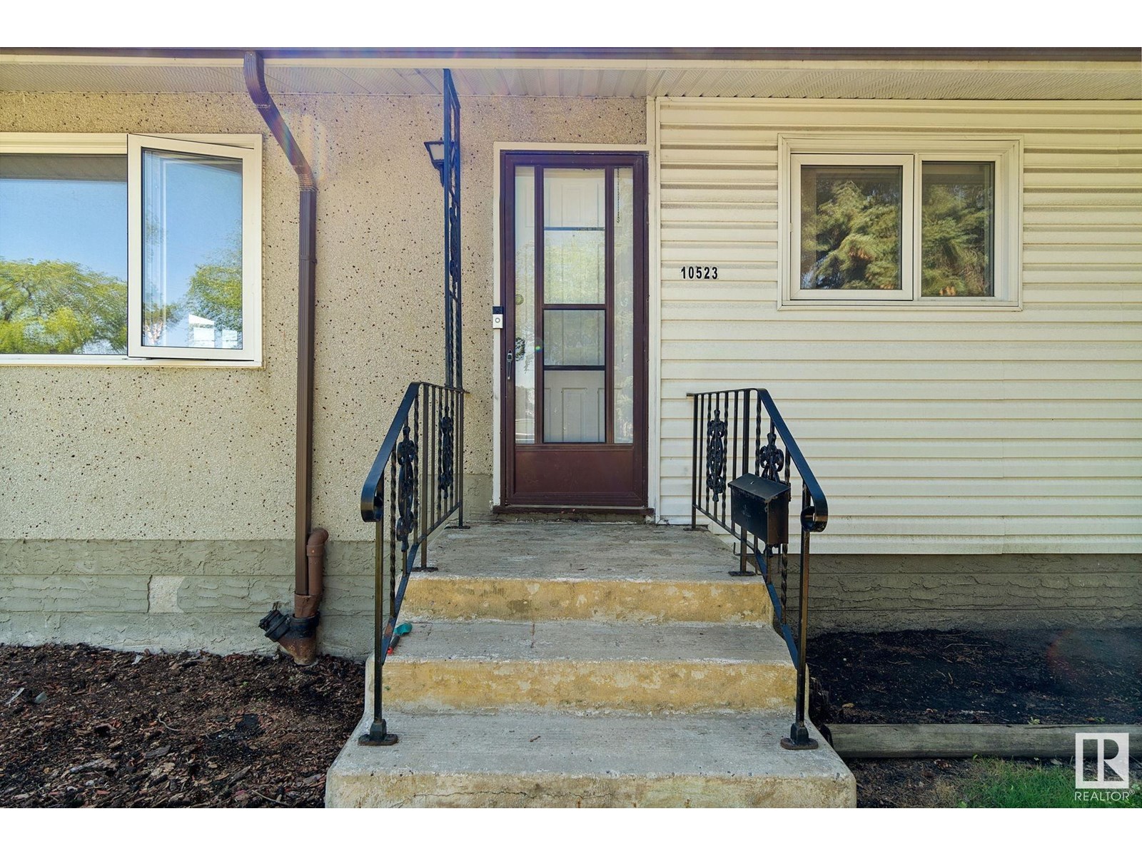 10523 137 AV NW