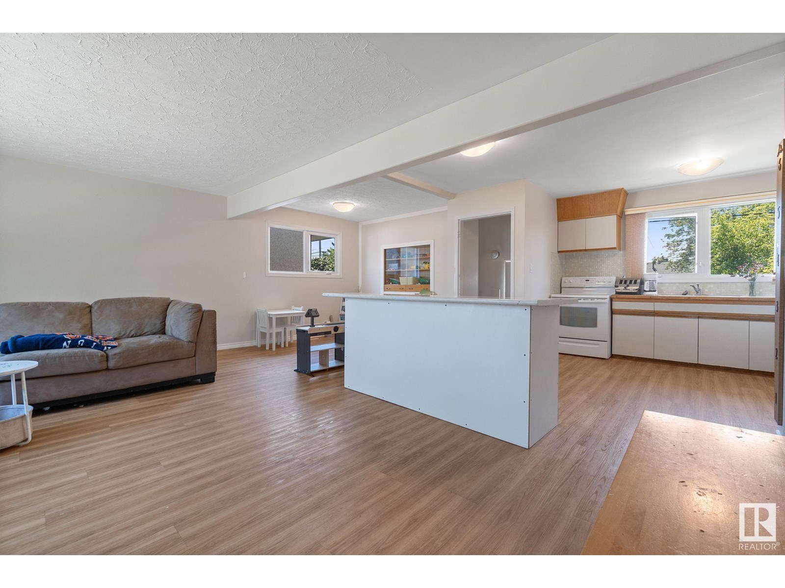 10523 137 AV NW