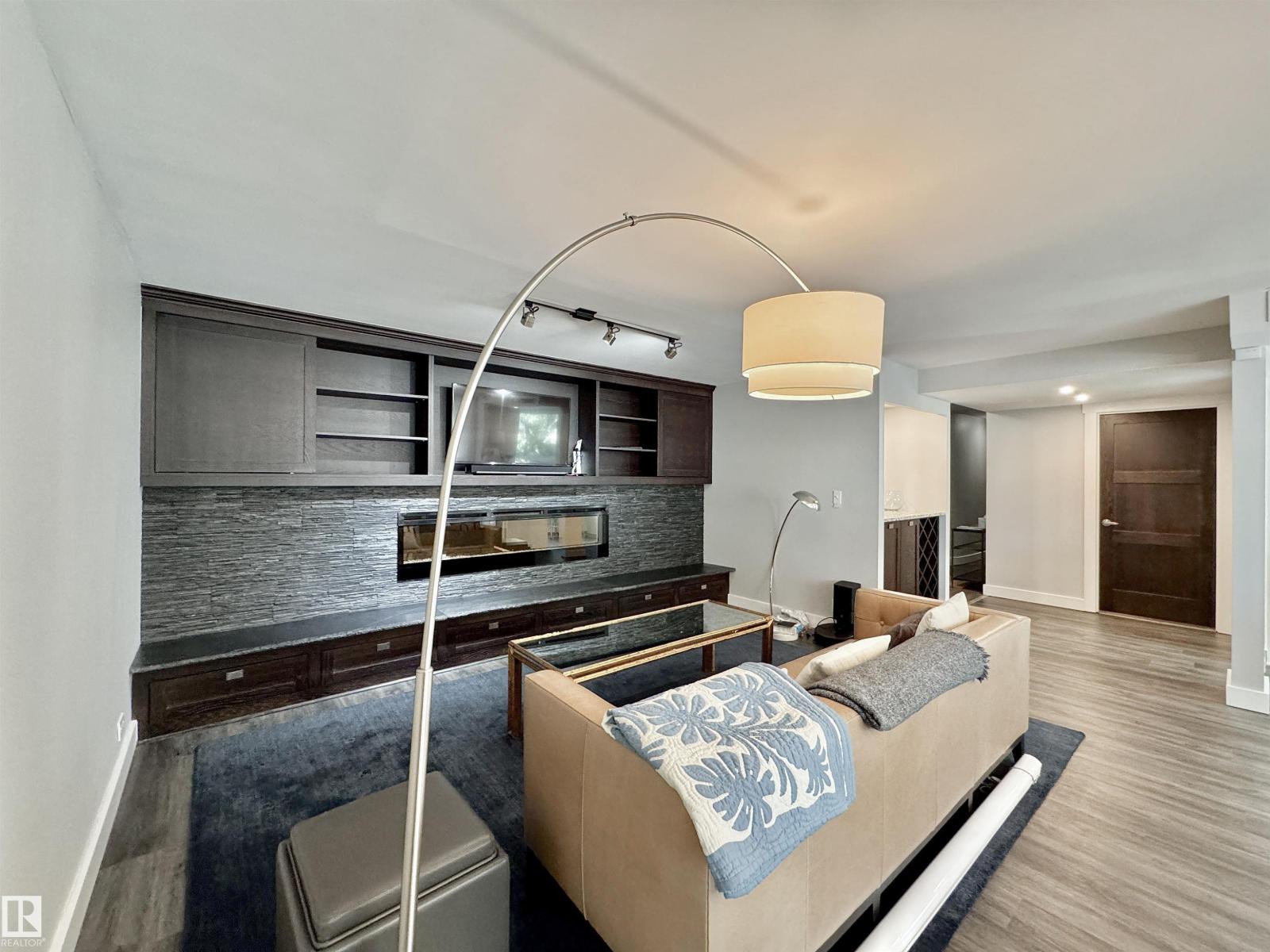 #201 10010 119 ST NW NW