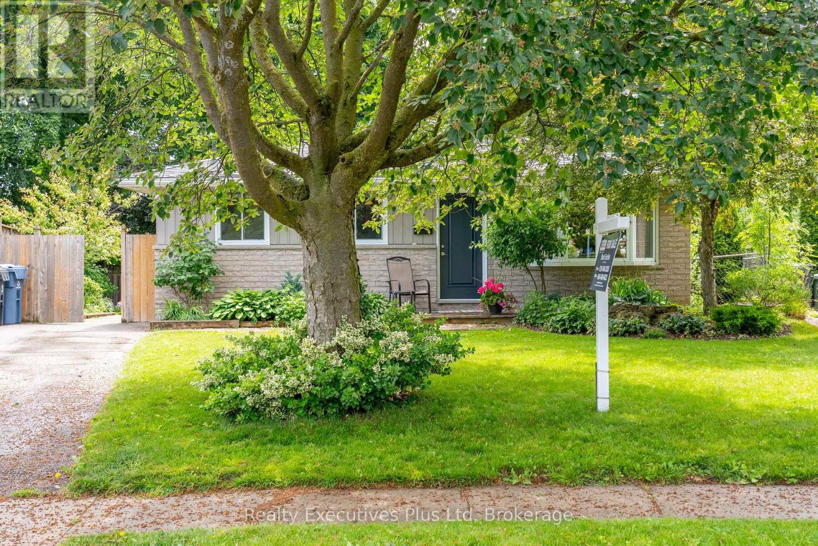 61 MCILWRAITH CRESCENT
