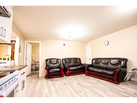 1520 151 AV NW Edmonton AB T5Y3T4