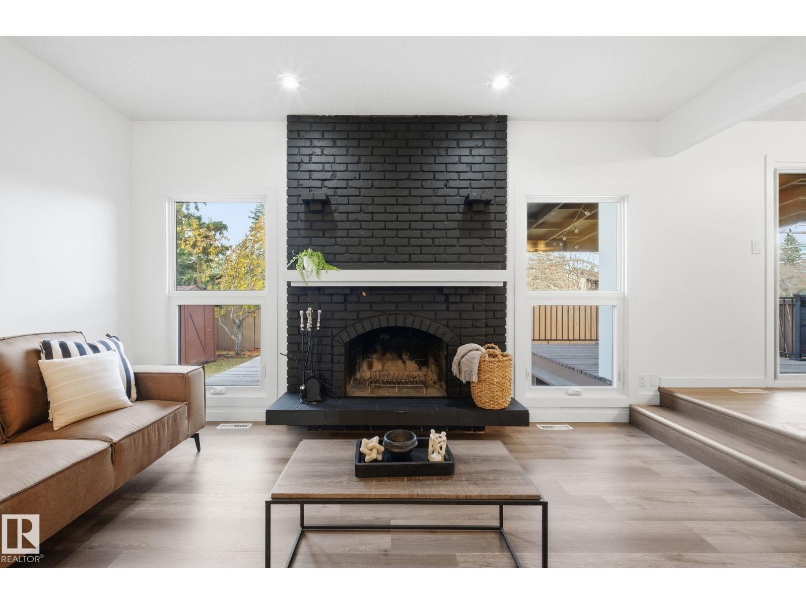 2722 104A ST NW