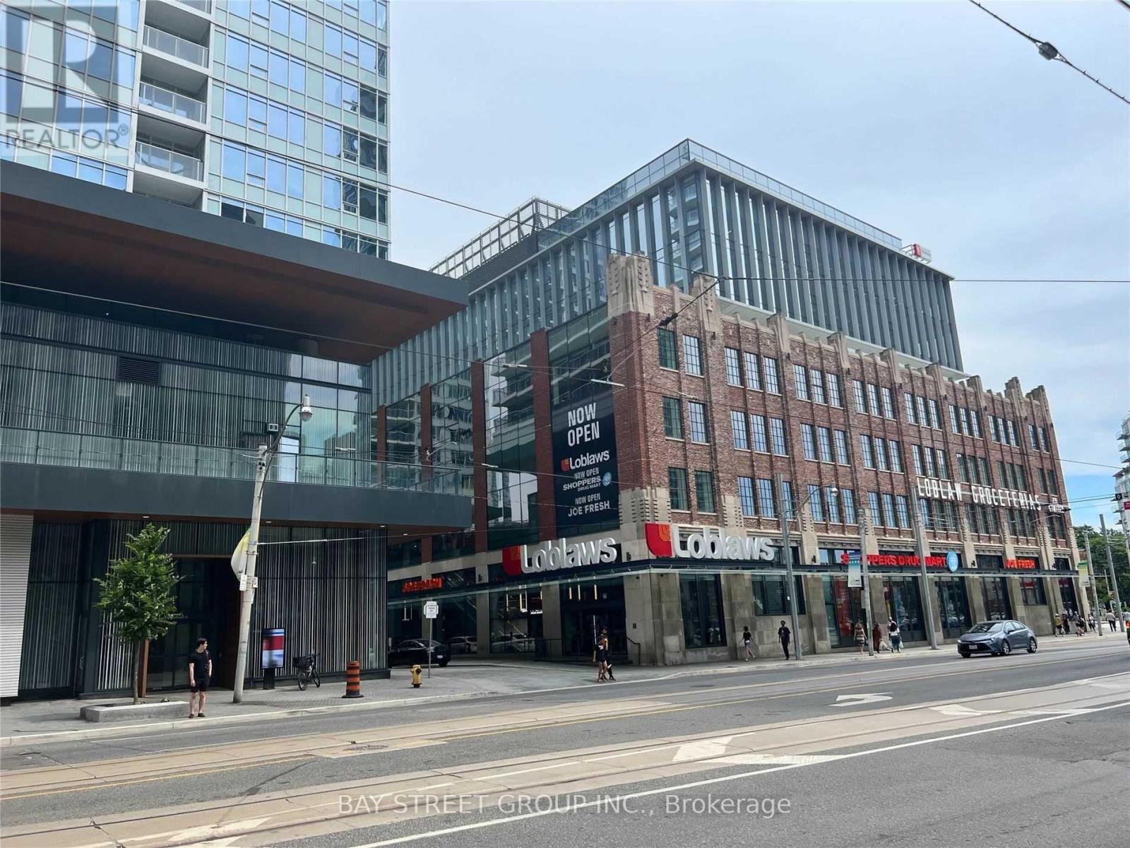 903 - 17 BATHURST STREET